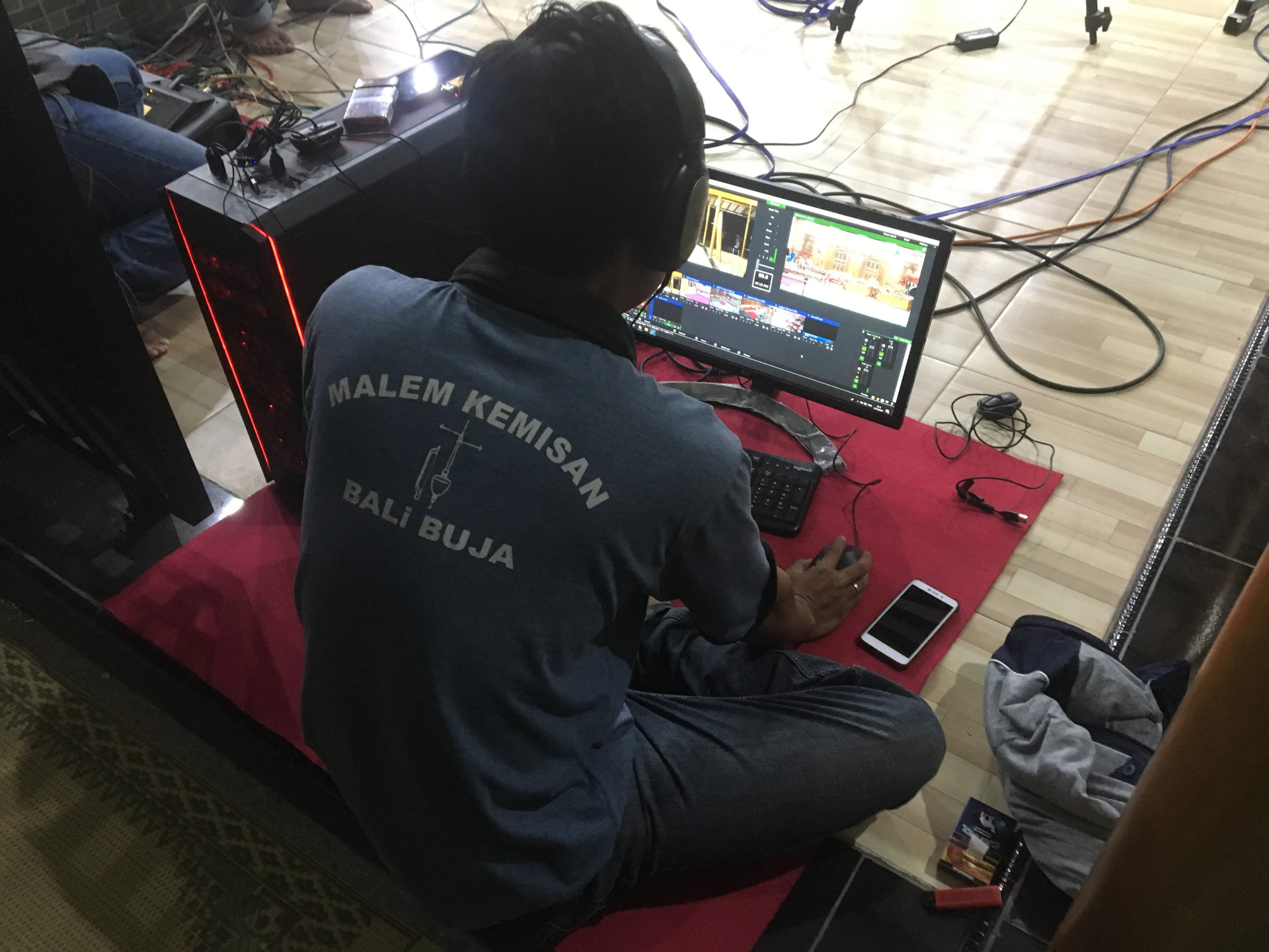 Kru Malem Kemisan Bali Buja mengoperasikan siaran langsung — praktik media hiperlokal yang menjangkau warga di luar wilayah geografis.